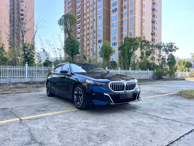 BMW 5 Series — Фото автомобиля 3