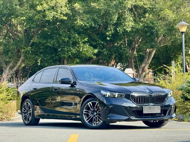 BMW 5 Series — Фото автомобиля 3