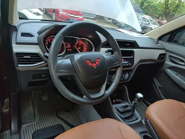 Wuling Hongguang — Фото автомобиля 9