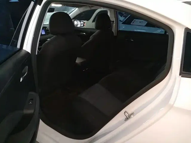 Roewe i5 — Фото автомобиля 16