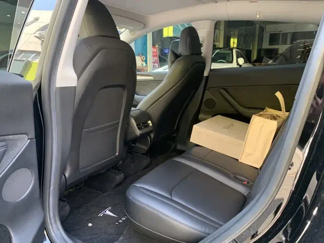 Tesla Model Y — Фото автомобиля 11