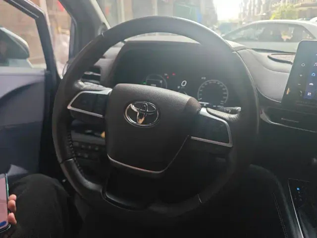 Toyota Sienna — Фото автомобиля 15