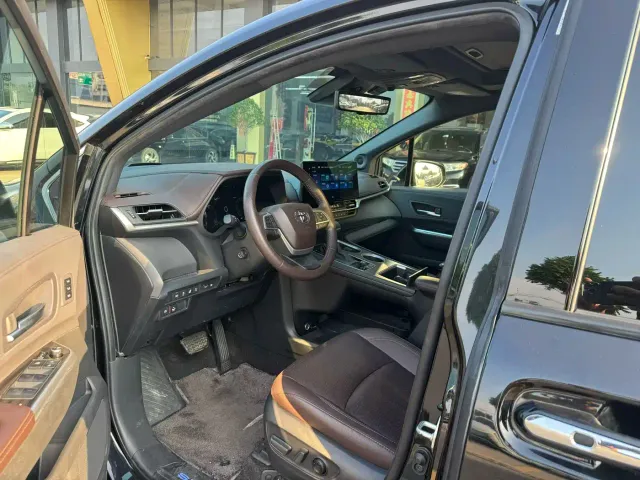 Toyota Sienna — Фото автомобиля 8