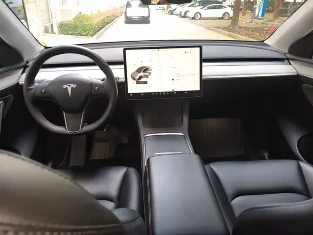 Tesla Model Y — Фото автомобиля 9