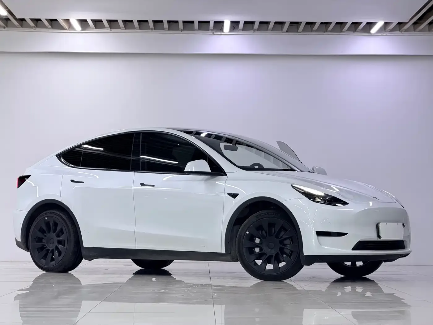 Tesla Model Y 2022 Facelift Rear-Wheel Drive Version — Фото автомобиля 3