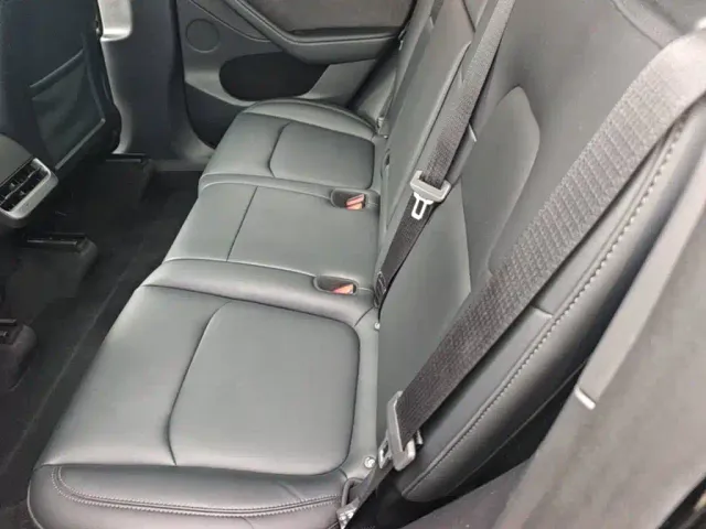 Tesla Model Y — Фото автомобиля 16