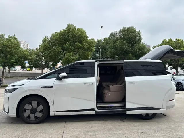 Xpeng X9 — Фото автомобиля 11