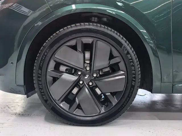 Li Auto L8 — Фото автомобиля 7