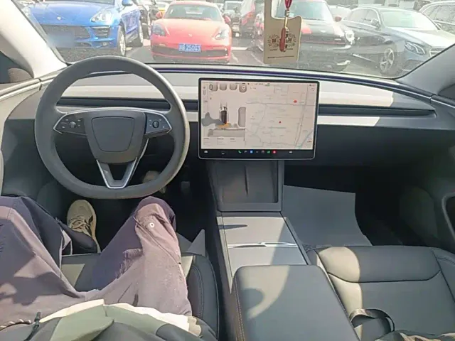 Tesla Model 3 — Фото автомобиля 9