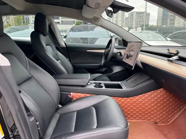 Tesla Model 3 — Фото автомобиля 15