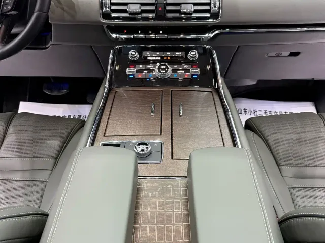 Lincoln Navigator — Фото автомобиля 6