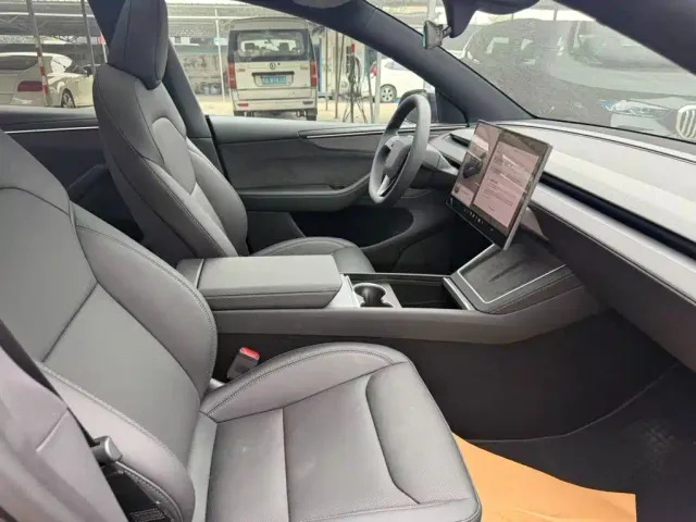 Tesla Model Y — Фото автомобиля 19