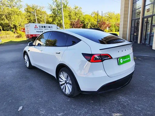 Tesla Model Y — Фото автомобиля 4
