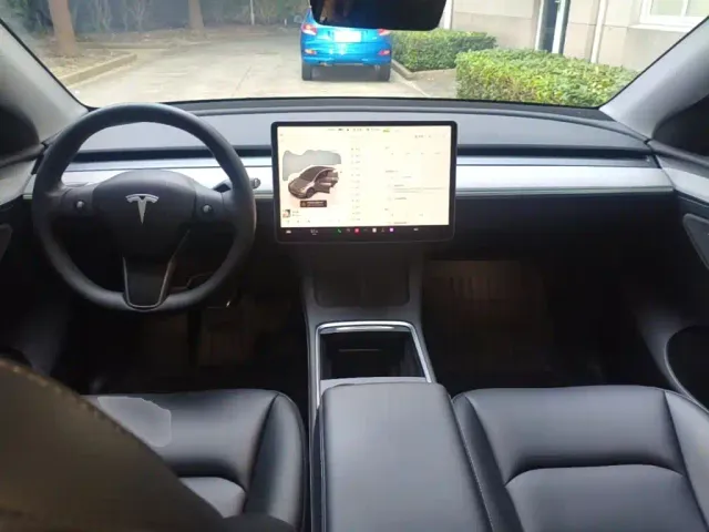 Tesla Model Y 2024 Rear-Wheel Drive Version — Фото автомобиля 9