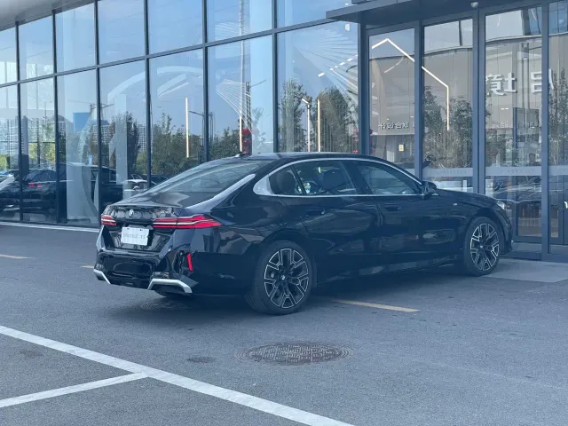BMW 5 Series — Фото автомобиля 8