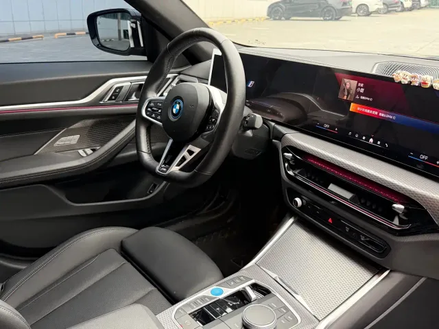BMW i4 — Фото автомобиля 10