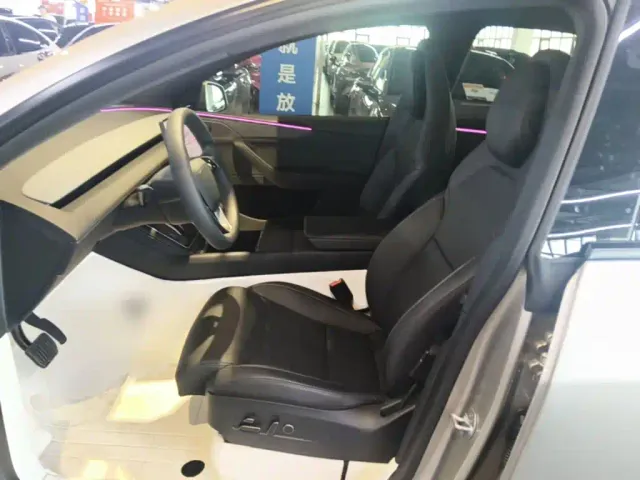 Tesla Model Y L — Фото автомобиля 14