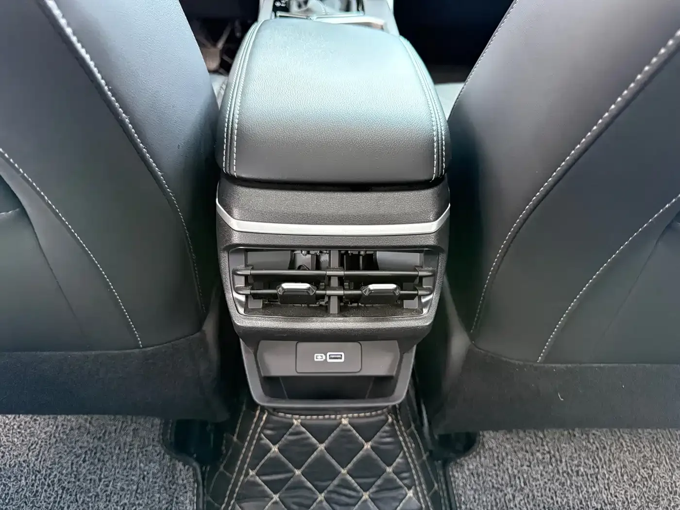 Geely Emgrand 2023 4th Generation Champion Edition 1.5L CVT Premium — Фото автомобиля 10