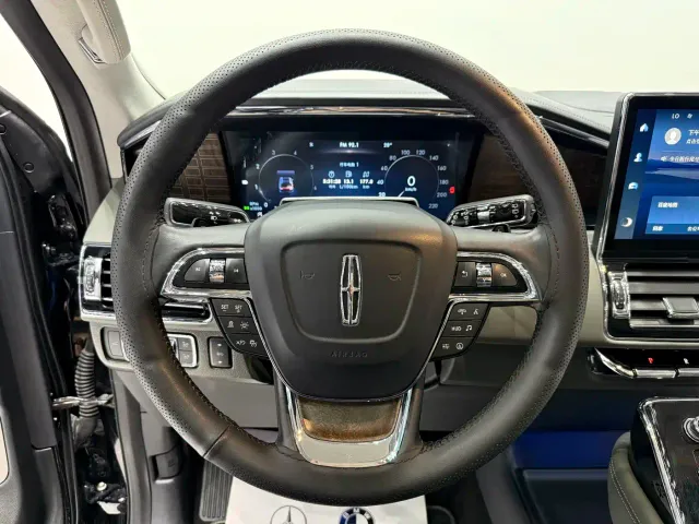 Lincoln Navigator — Фото автомобиля 8