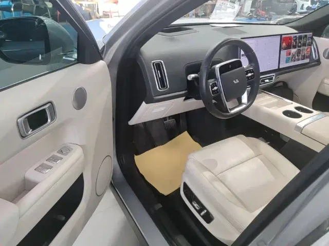 Li Auto L8 — Фото автомобиля 15
