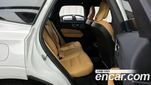 Вольво XC60 — Фото автомобиля 12