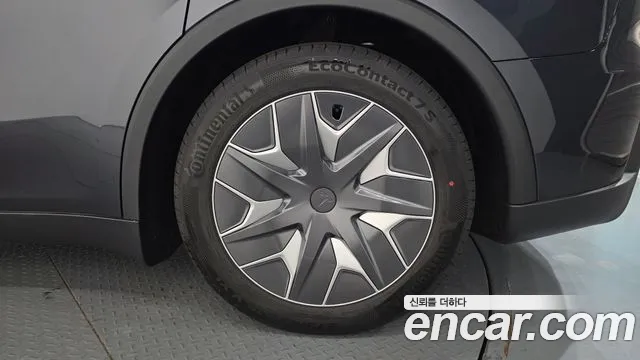 Tesla Model Y — Фото автомобиля 6