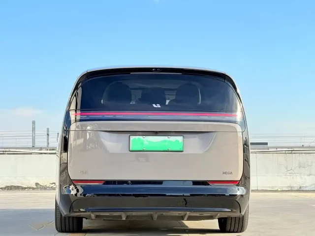 Li Auto MEGA — Фото автомобиля 13