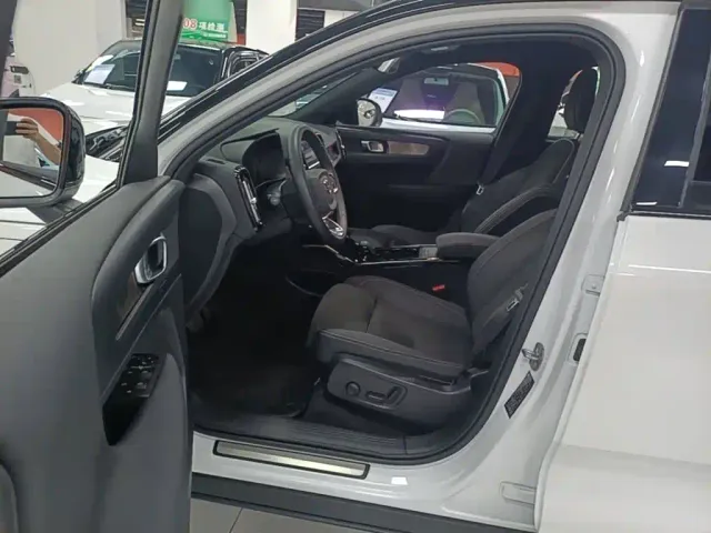 Volvo XC40 — Фото автомобиля 15