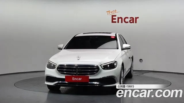 Mercedes-Benz E-Class — Фото автомобиля 3
