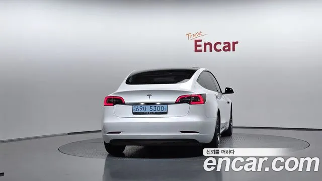 Tesla Model 3 — Фото автомобиля 4