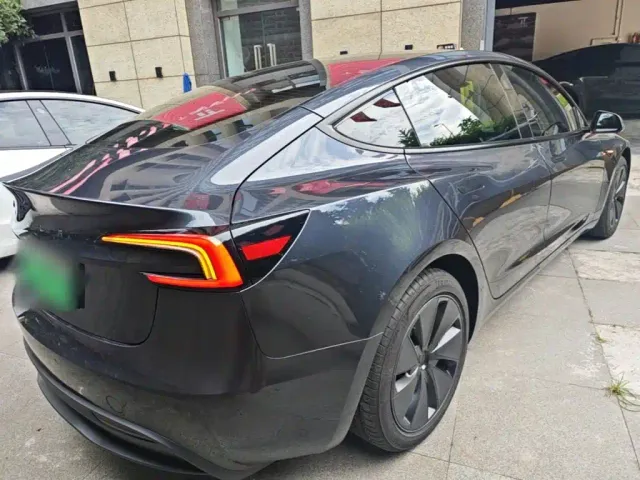 Tesla Model 3 — Фото автомобиля 6