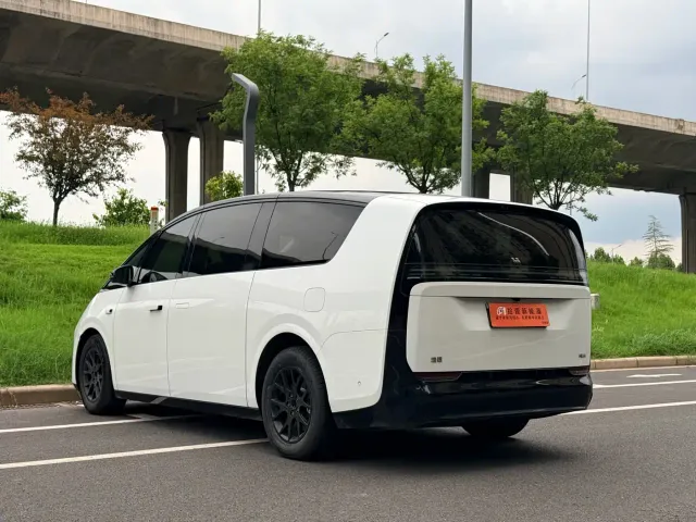 Li Auto MEGA — Фото автомобиля 17