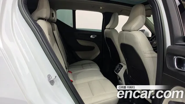 Volvo XC40 — Фото автомобиля 17