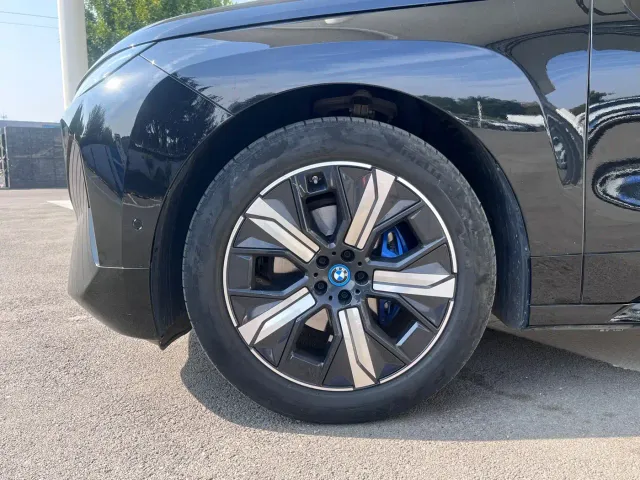 BMW iX — Фото автомобиля 4