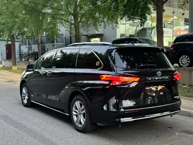 Toyota Sienna — Фото автомобиля 5
