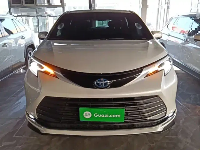 Toyota Toyota Sienna 2021 2.5L Hybrid Ultimate Edition — Фото автомобиля 2