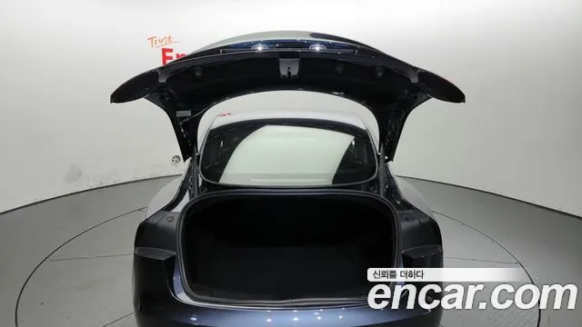 Tesla Model 3 — Фото автомобиля 20