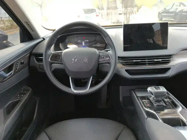 Hongqi E-QM5 — Фото автомобиля 15