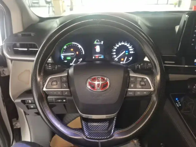 Toyota Sienna — Фото автомобиля 10