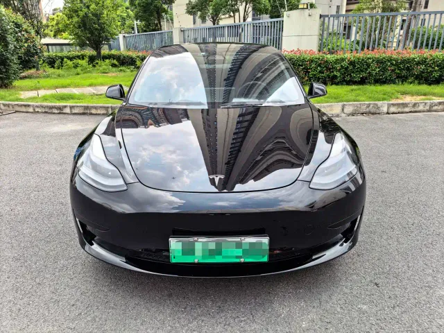 Tesla Model 3 — Фото автомобиля 2