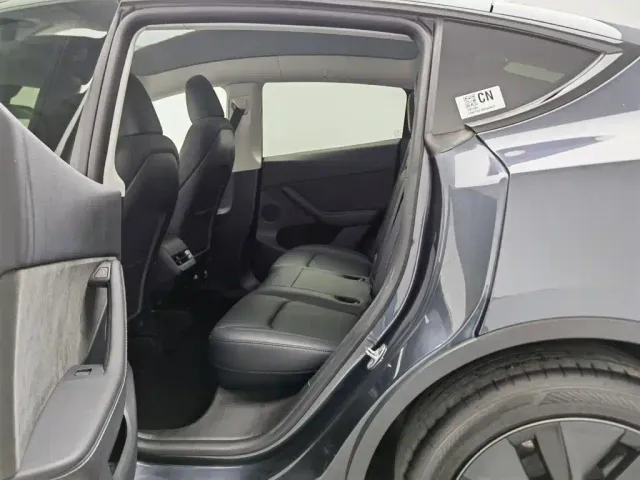 Tesla Model Y — Фото автомобиля 15