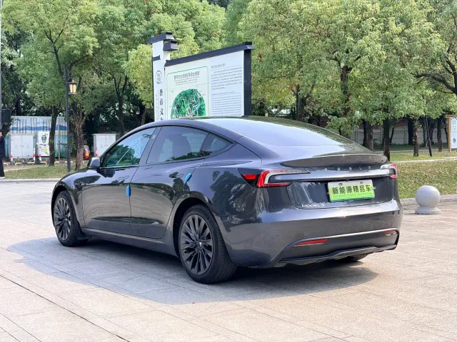 Tesla Model 3 — Фото автомобиля 6