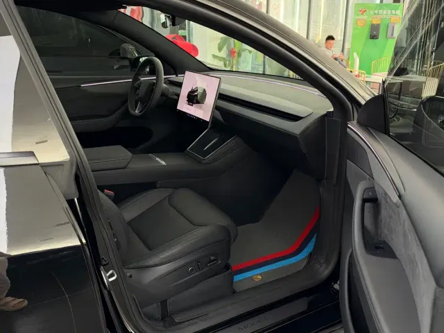 Tesla Model Y L — Фото автомобиля 4