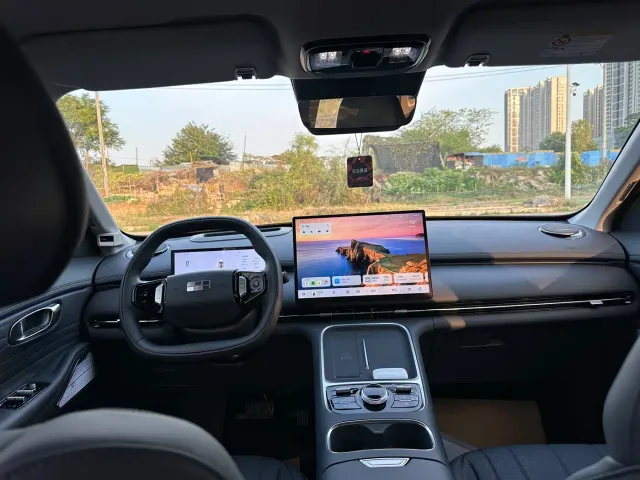 Geely Galaxy Starship 7 EM-i — Фото автомобиля 14