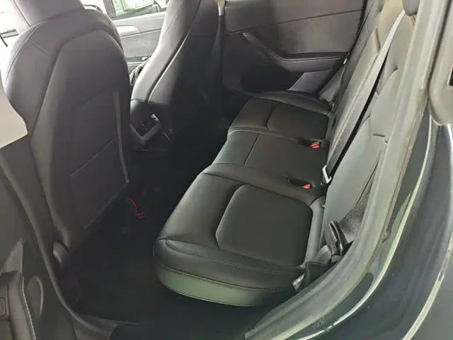 Tesla Model Y — Фото автомобиля 16