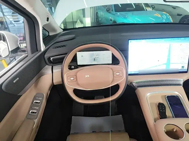 Xpeng X9 — Фото автомобиля 10