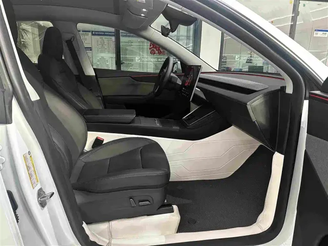 Tesla Model Y — Фото автомобиля 16