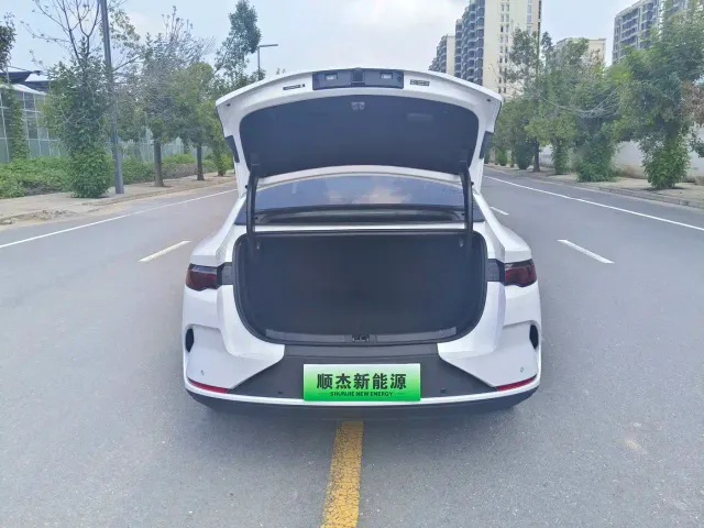 BYD Qin L — Фото автомобиля 8