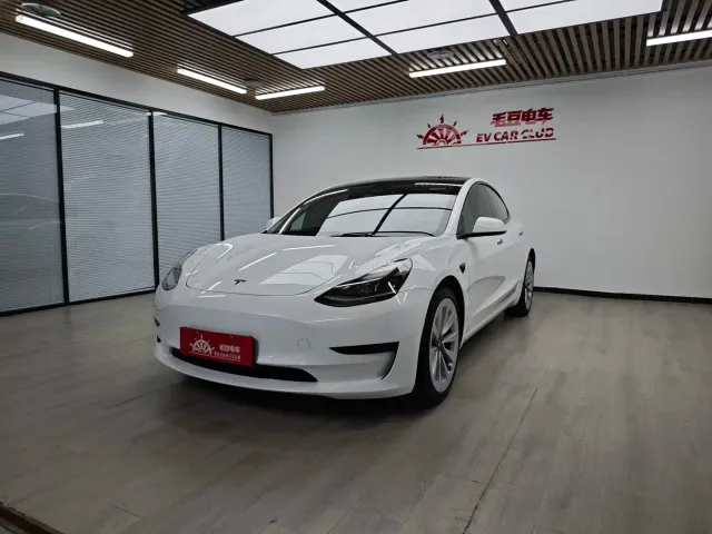Tesla Model 3 — Фото автомобиля 3