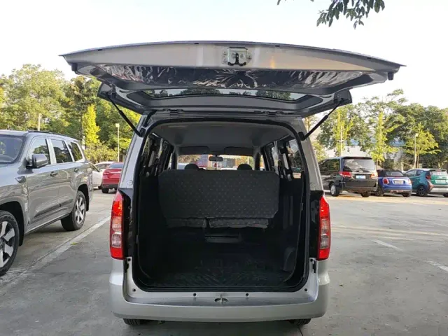 Wuling Hongguang V — Фото автомобиля 18